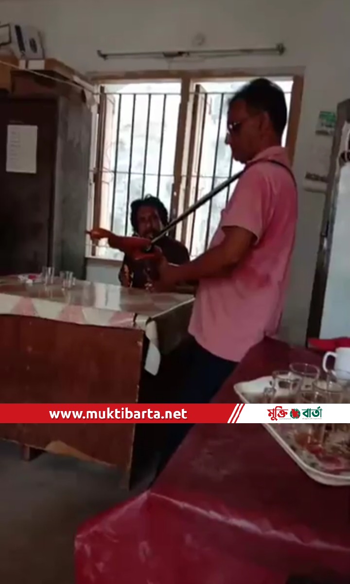 ভুমি সেবা প্রদানের নামে অফিসে লাইভ করে গানের আসর