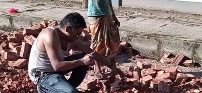 বরিশাল সিটি কর্পোরেশনের মেয়রকে দেখা যায় লেবারদের সাথে ইট ভাঙতে