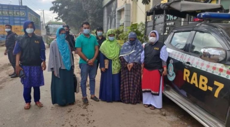 ফাঁদে ফেলে লোকজনকে বাসায় ডেকে নিয়ে কৌশলে নগ্ন ছবি ও ভিডিও ধারণ, তারপরই ব্লাকমেইল