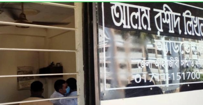 বরিশালে আইনজীবী লিখনের চেম্বার থেকে ১০ বোতল ফেন্সিডিল উদ্ধার