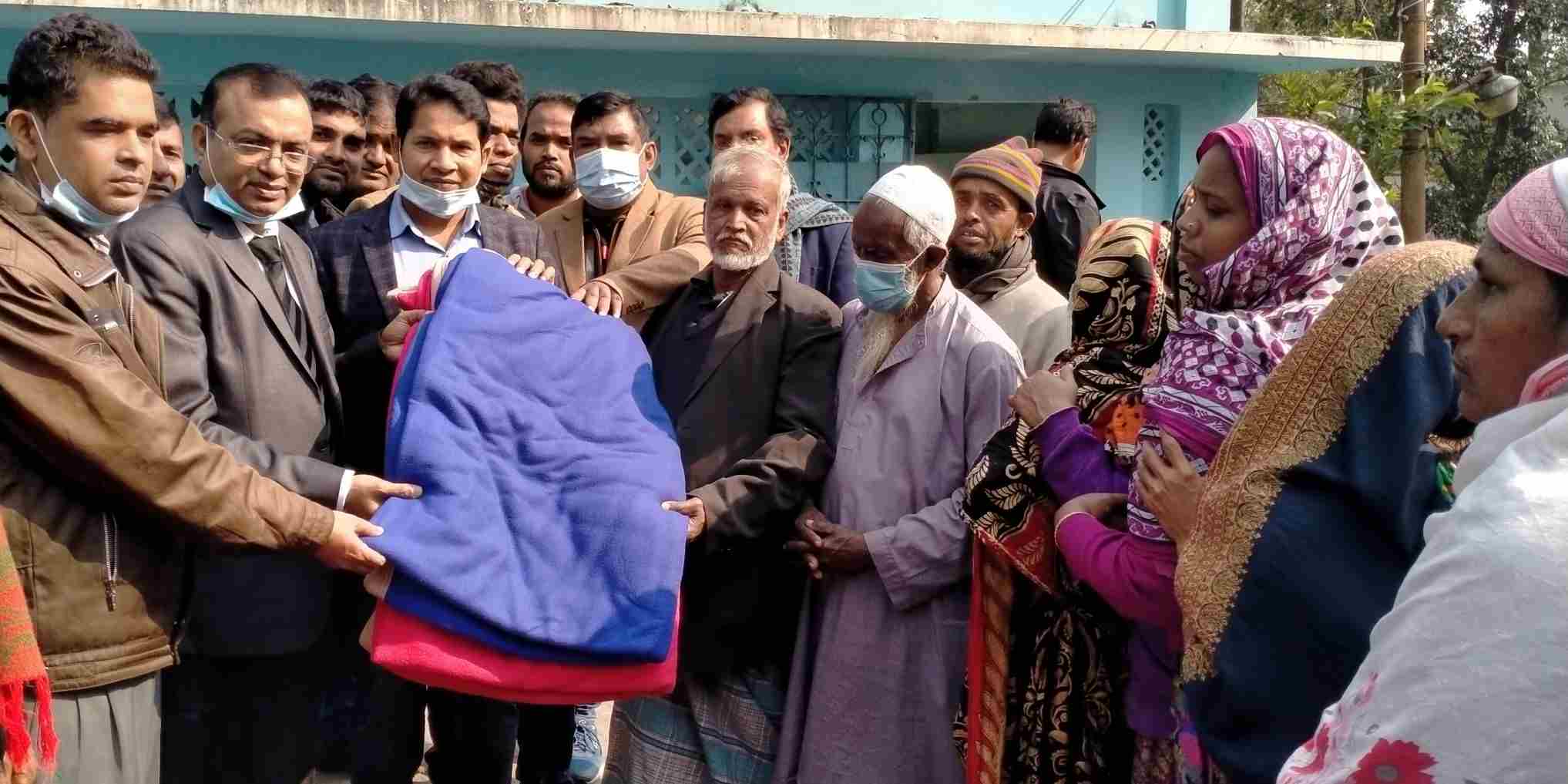 বানারীপাড়ায় দুস্থদের মাঝে উপজেলা চেয়ারম্যান গোলাম ফারুকের কম্বল বিতরণ