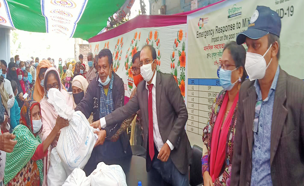 বানারীপাড়ায় কোভিড-১৯-এ ক্ষতিগ্রস্থদের মাঝে মানবিক সহায়তা ও স্বাস্থ্য সামগ্রী বিতরণ