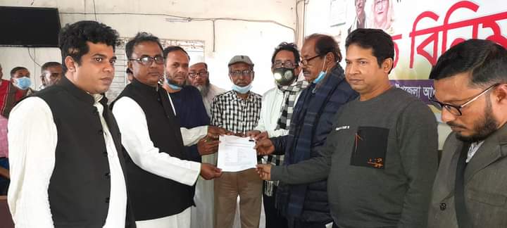 বানারীপাড়ায় নৌকার মাঝি হতে মনোনয়ন ফরম জমা দিলেন আক্তার হোসেন মোল্লা