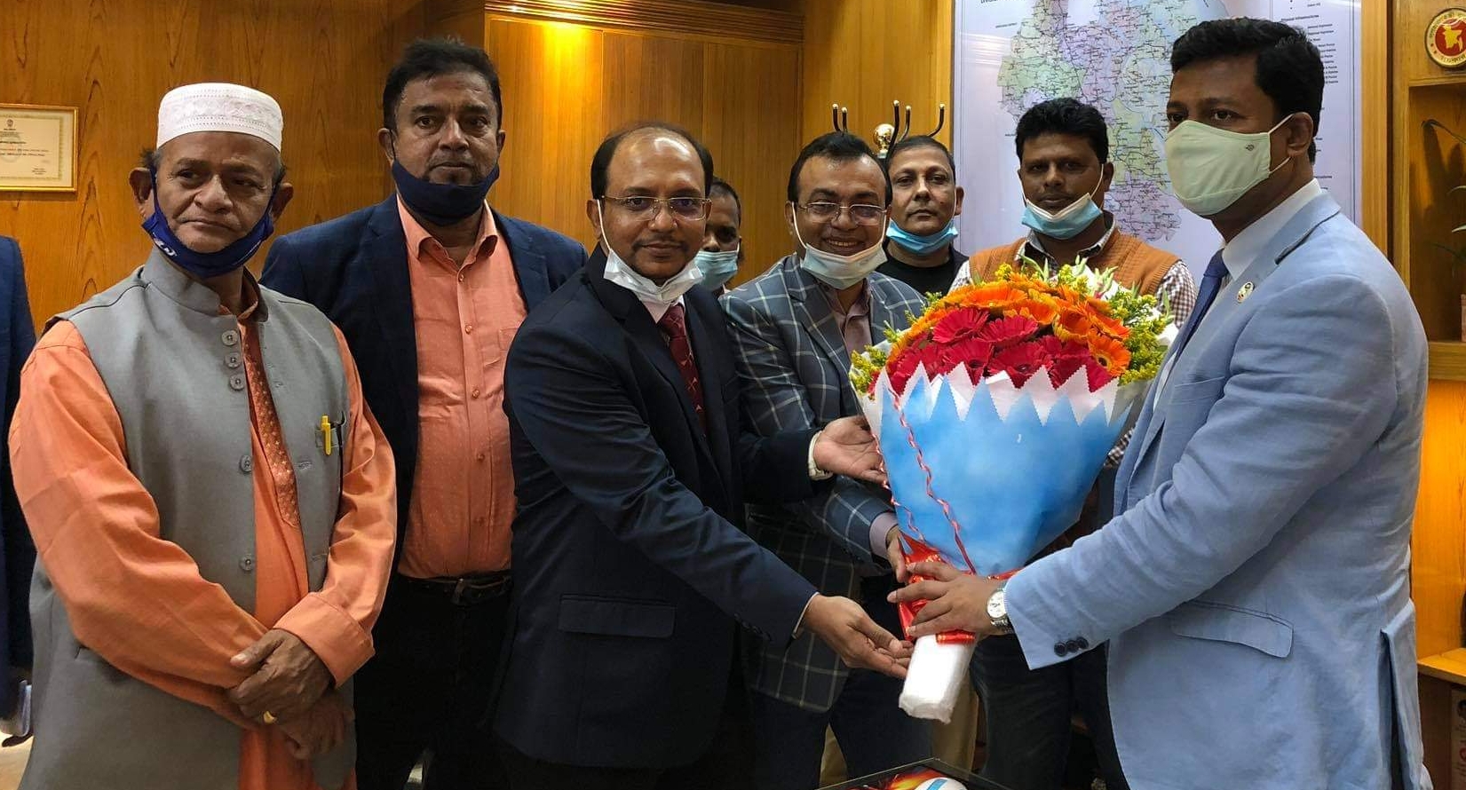 বরিশাল জেলা প্রশাসককে বানারীপাড়া উপজেলা চেয়ারম্যান গোলাম ফারুকের ফুলেল শুভেচ্ছা