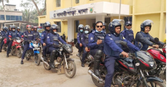 বানারীপাড়া পৌরসভা নির্বাচনে আইন শৃঙ্খলা সমুন্নত রাখতে ওসির নেতৃত্বে পুলিশের মহড়া