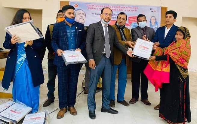 প্রধানমন্ত্রীর জমি ও গৃহ উপহার পেল বানারীপাড়ার দু’শ পরিবার 