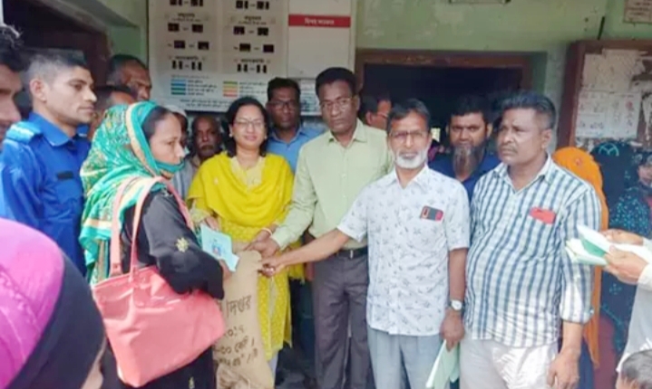 আওয়ামী লীগ থেকে বহিস্কৃত  ও পদত্যাগী চেয়ারম্যান মিন্টুর ভিজিডির চাল বিতরণ নিয়ে প্রশ্ন ! 