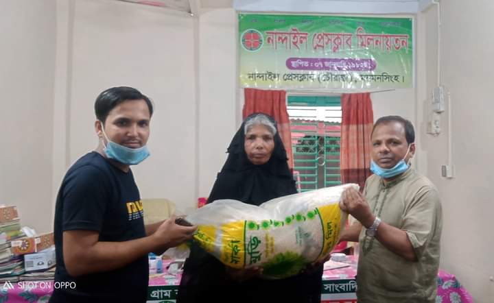 নান্দাইলে মরহুম আব্দুল জলিল শিক্ষা ফাউন্ডেশনের পক্ষে বিনামূল্যে ইফতার সামগ্রী বিতরণ