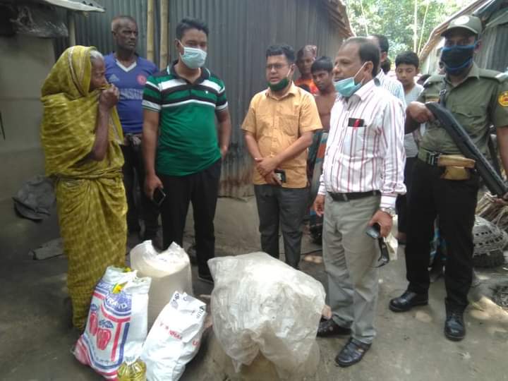 নান্দাইলে অসহায়ত্ব বিধবার বাড়িতে খাদ্যসামগ্রী নিয়ে ইউএনও এরশাদ উদ্দিন