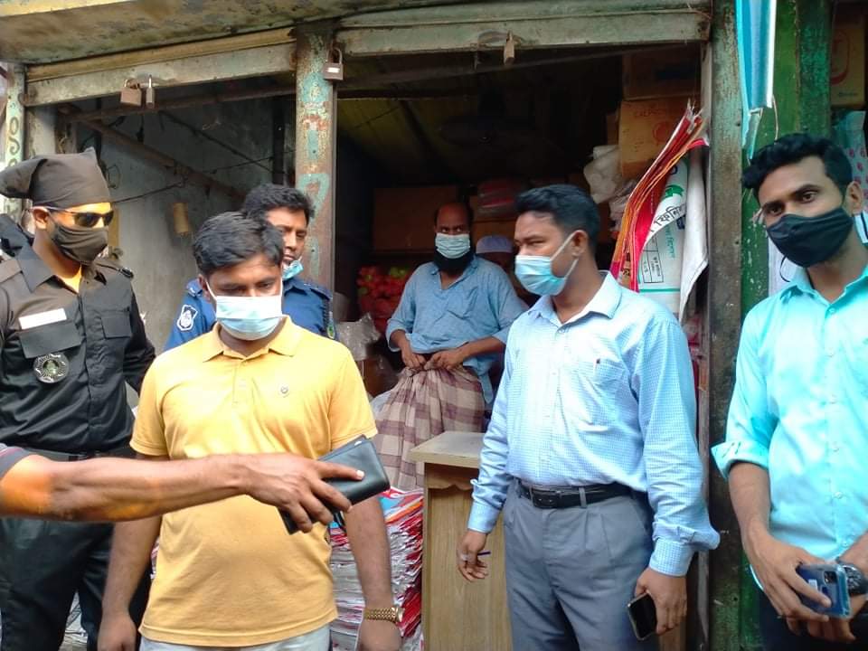 নান্দাইলে ভ্রাম্যমাণ আদালতে পলিথিন ব্যবসায়ীকে জেল জরিমানা 