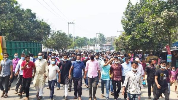 নান্দাইলে লকডাউন প্রত্যাহারের দাবিতে ব্যাবসায়ীদের বিক্ষোভ