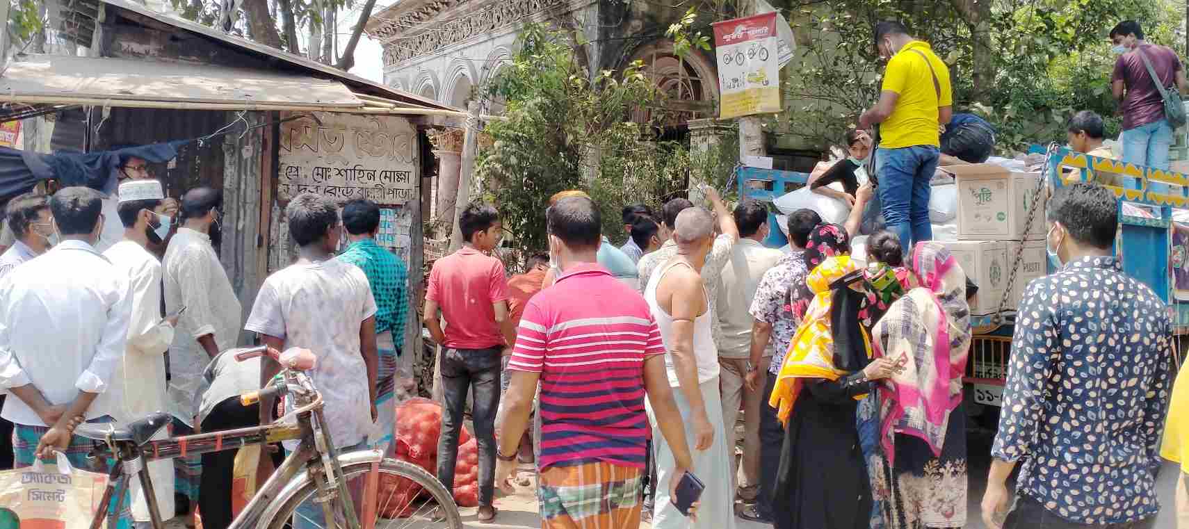 বানারীপাড়ায়  টিসিবির পণ্য কিনতে মানুষের উপচে পড়া ভিড়