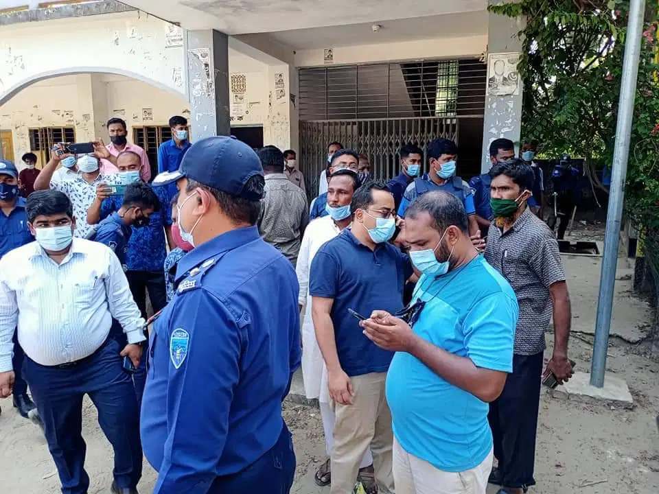 স্কুল ভবন নির্মাণকে কেন্দ্র করে দু’পক্ষের মধ্যে উত্তেজনা   উখিয়ায় ইউএনও-এসিল্যান্ডের গাড়ীতে হামলা, ভাংচুর, আহত ১০, আটক-২