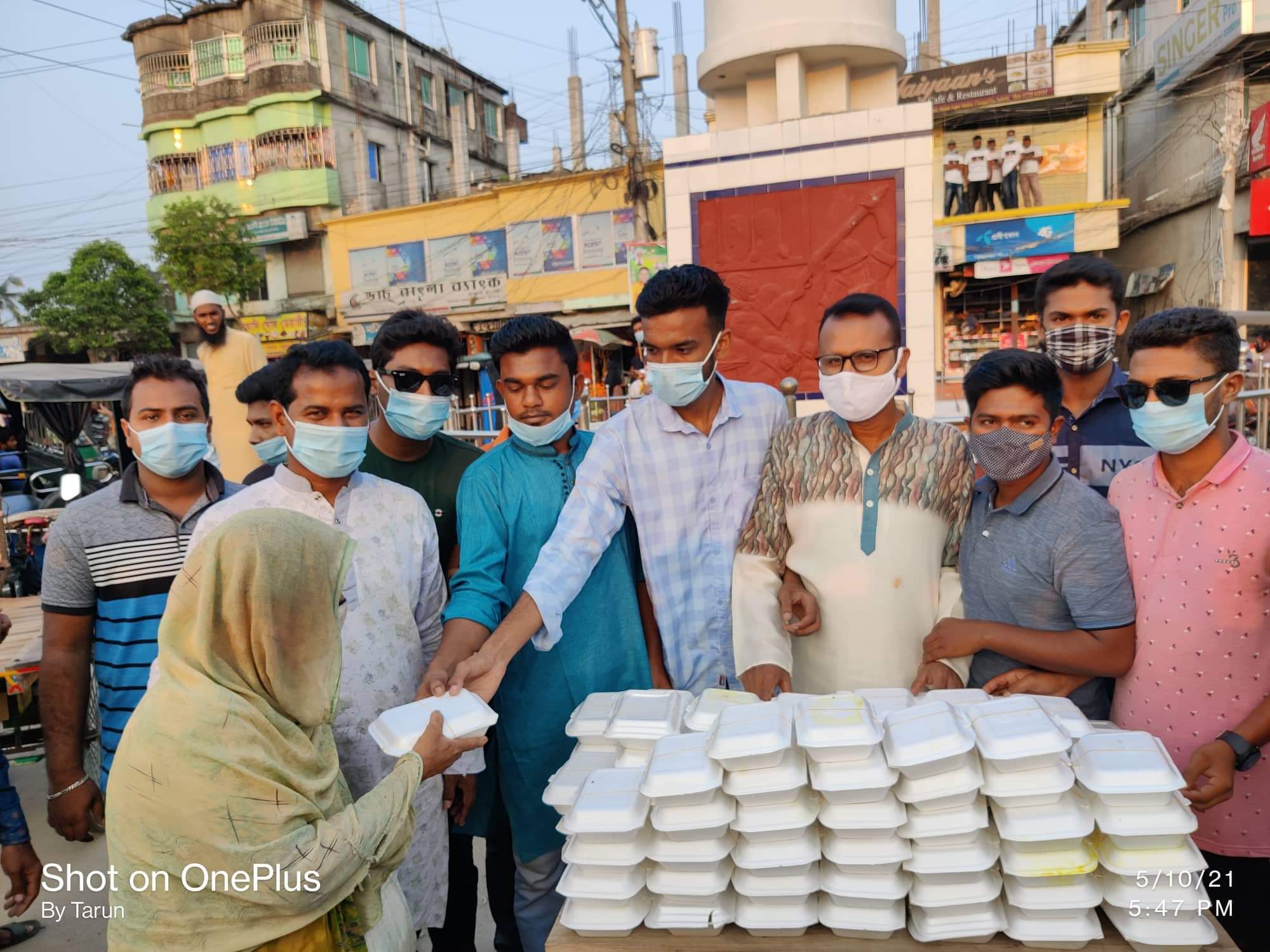 চৌগাছায় ছাত্রলীগ নেতার উদ্যোগে ছিন্নমূল ও পথচারীদের ইফতার প্রদান