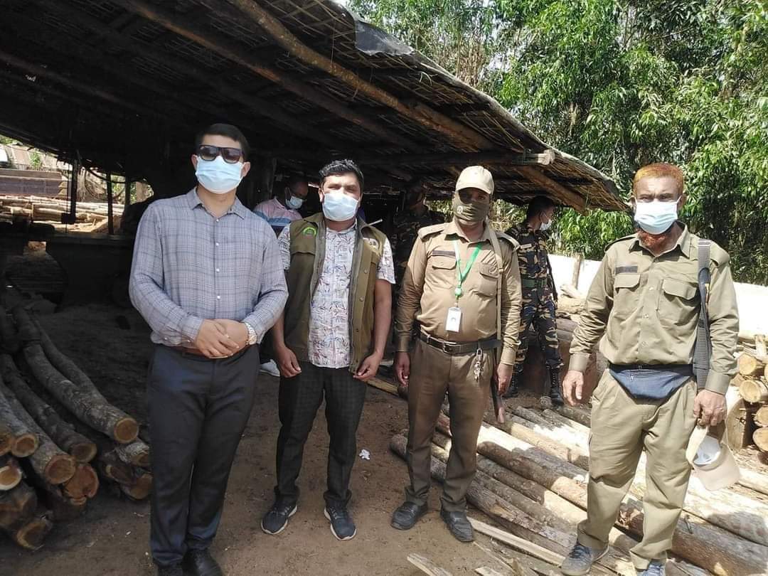 কক্সবাজারে অবৈধ করাতকলে অভিযান চালিয়ে যন্ত্রাংশ ও কাঠ জব্দঃ জরিমানা আদায়