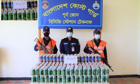 টেকনাফে কোস্ট গার্ডের অভিযানে ৪৬২ ক্যান বিয়ার জব্দ