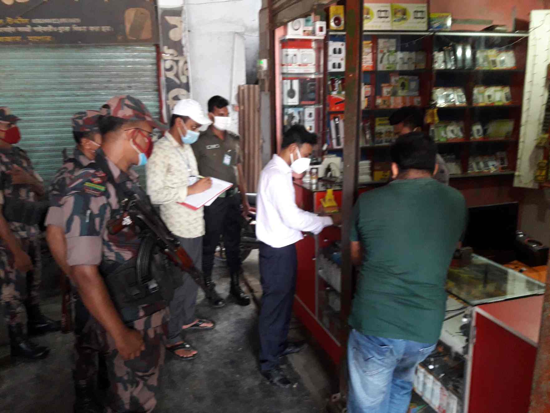 চৌগাছায় লকডাউনে ব্যবসায়ীর প্রতিষ্ঠান খুলার অপরাধে ভ্রাম্যমান আদালতে ৯ জনের জরিমানা
