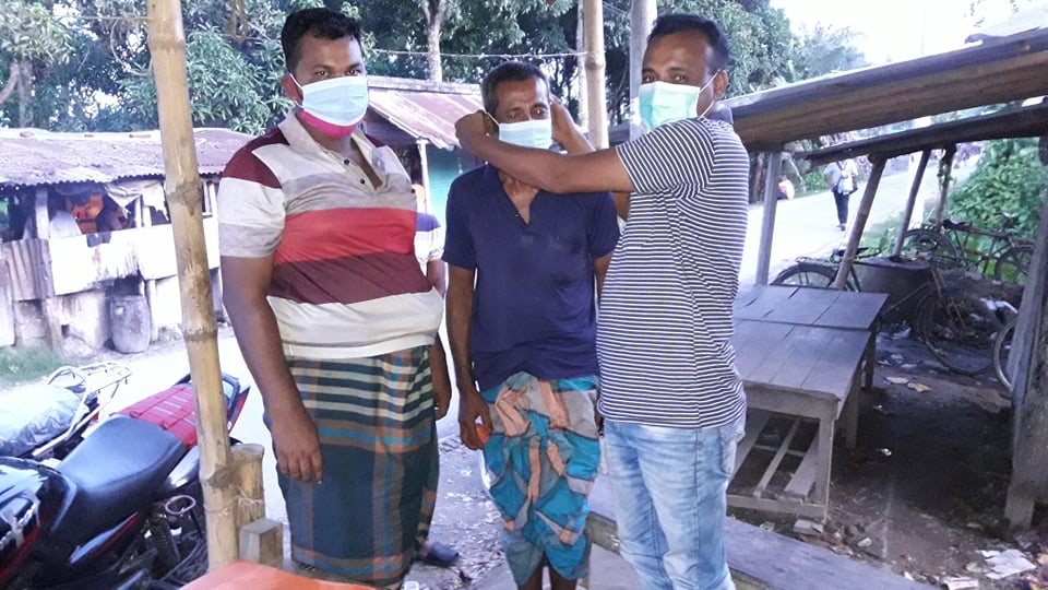 চৌগাছায় ইউনিয়নের করোনা কালে মাস্ক বিতারন অব্যহত রেখেছেন চেয়ারম্যান পদপ্রার্থী আবু সাইদ মানিক