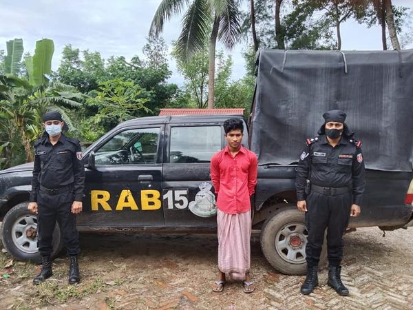 টেকনাফে র‌্যাবের অভিযানে ১০ হাজার পিস ইয়াবাসহ মাদক ব্যবসায়ী গ্রেফতার