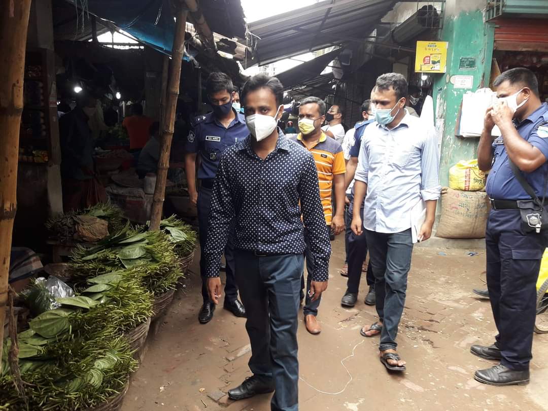 চৌগাছায় লকডাউনে ব্যবসায়ীর প্রতিষ্ঠান খুলার অপরাধে ভ্রাম্যমান আদালতে ৩ জনের জরিমানা