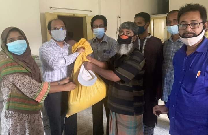 শাস্তির বদলে খাবার দিলেন মানবিক ইউএনও