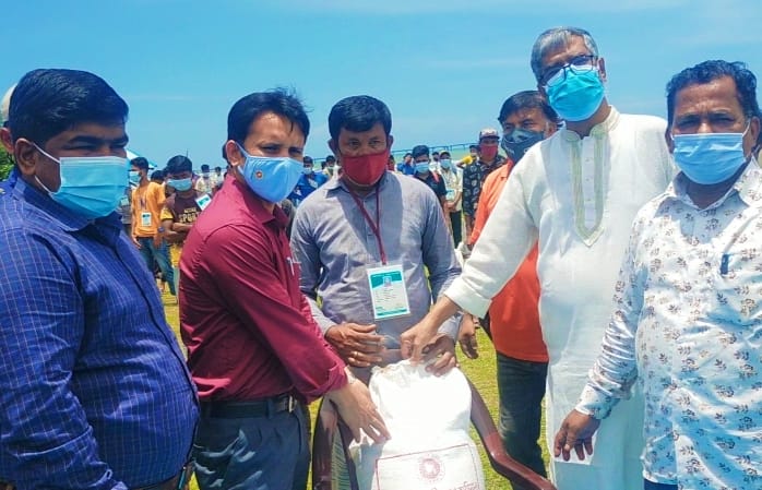 উখিয়ায় কর্মহীন পর্যটনসেবীরাও পেলেন প্রধানমন্ত্রীর উপহার