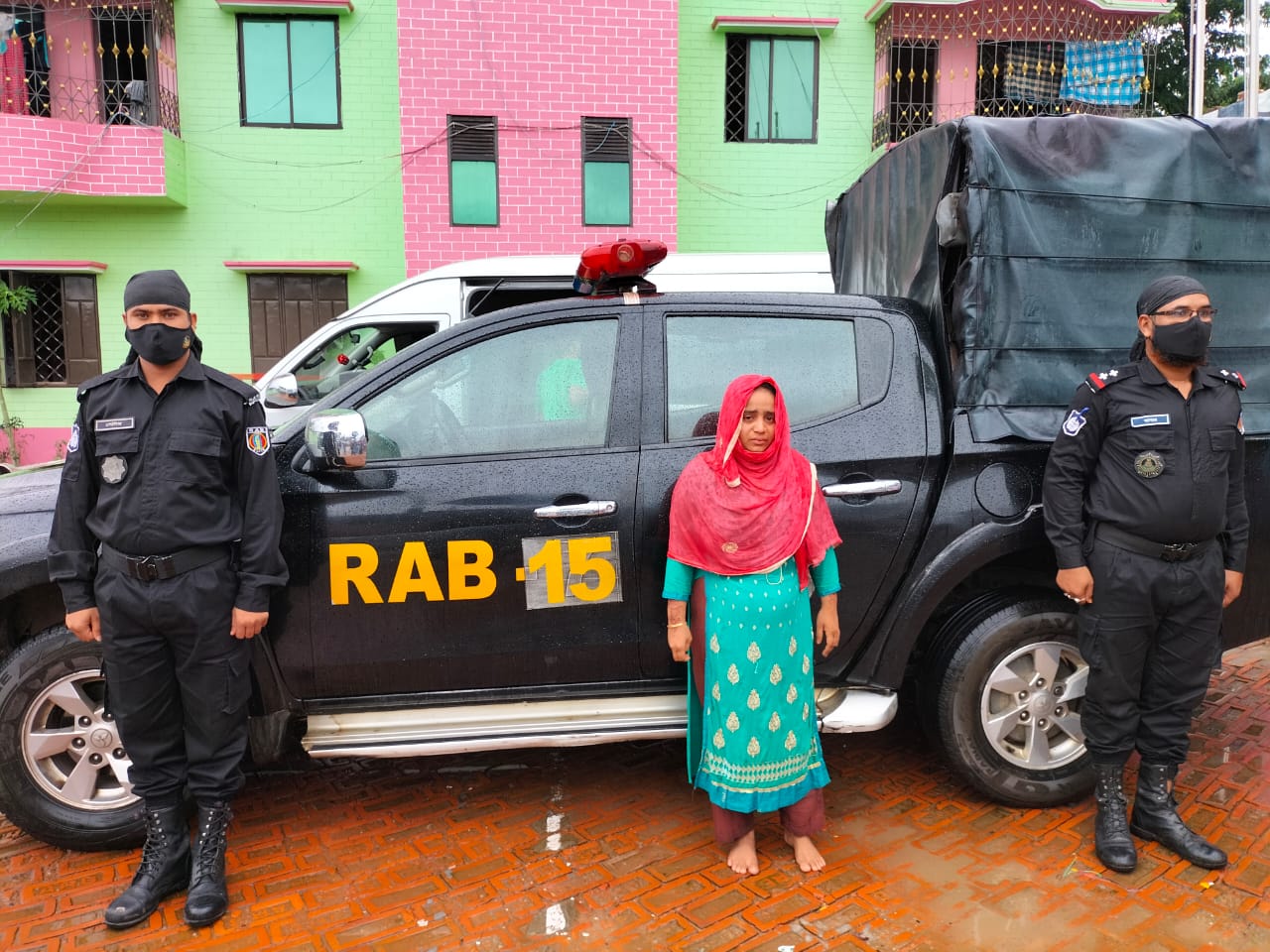 টেকনাফে র‌্যাবের অভিযানে ৭ হাজার ৮০০ পিস ইয়াবাসহ মহিলা গ্রেফতার