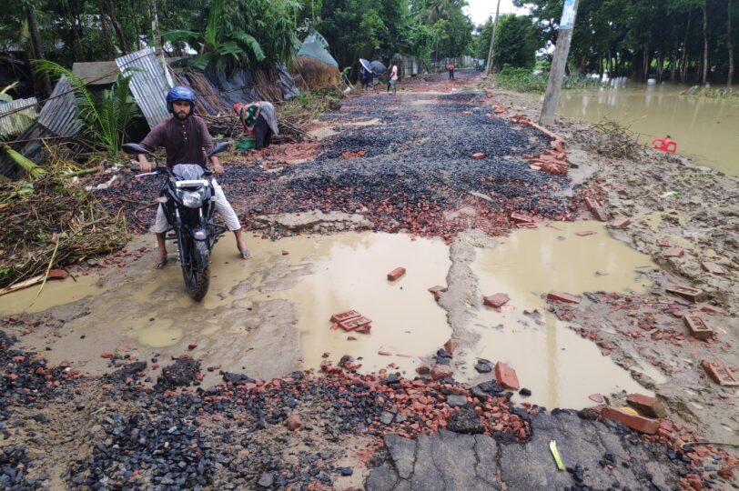 চকরিয়ায় বন্যার তান্ডবে রাস্তাঘাট ও বেড়িবাঁধের ক্ষতি শতকোটি টাকা, পানিতে ভেসে গেছে ২০কোটি টাকা মাছ