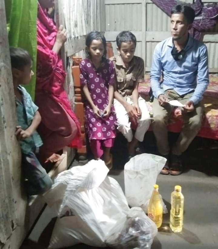 আসামী গ্রেপ্তারের পরে তার ঘরে খাদ্য সহায়তা দিয়ে এএসআই জাহিদের মানবতার দৃষ্টান্ত..